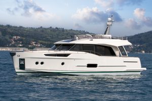 Greenline vs. Traditional Trawlers: Which Smart Cruising Yacht Is Right for You?