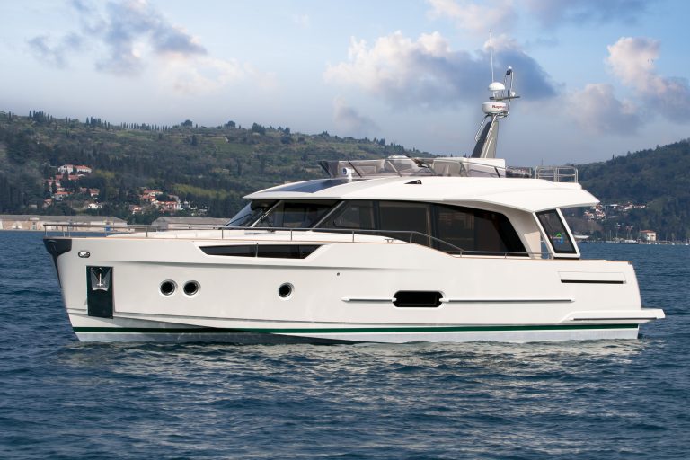 Greenline vs. Traditional Trawlers: Which Smart Cruising Yacht Is Right for You?